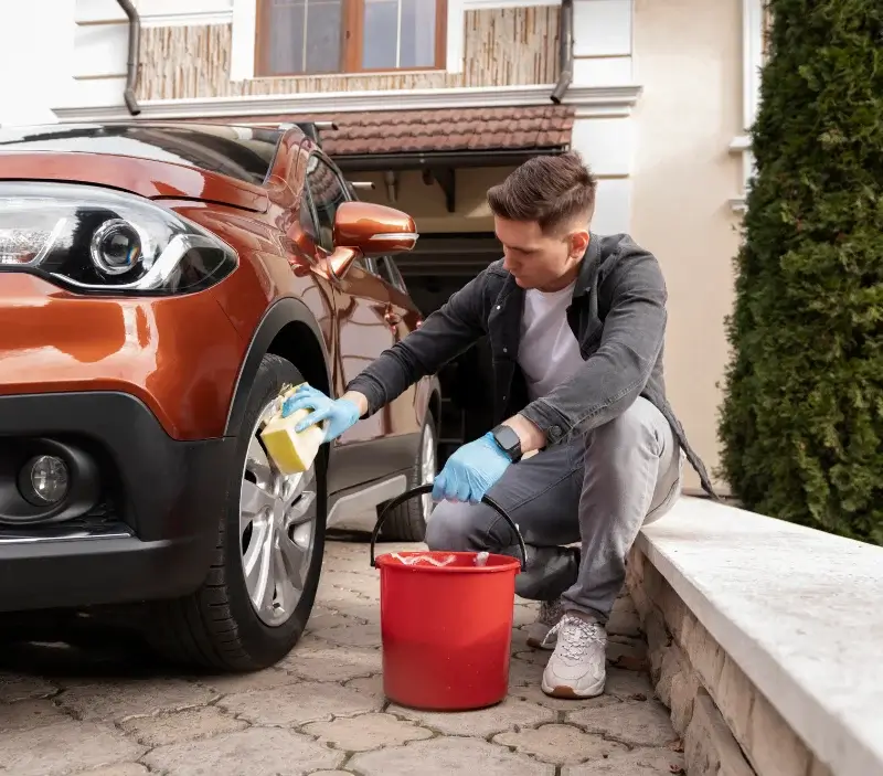 Lavage auto à domicile La Boisse : professionnel intervenant sur un véhicule